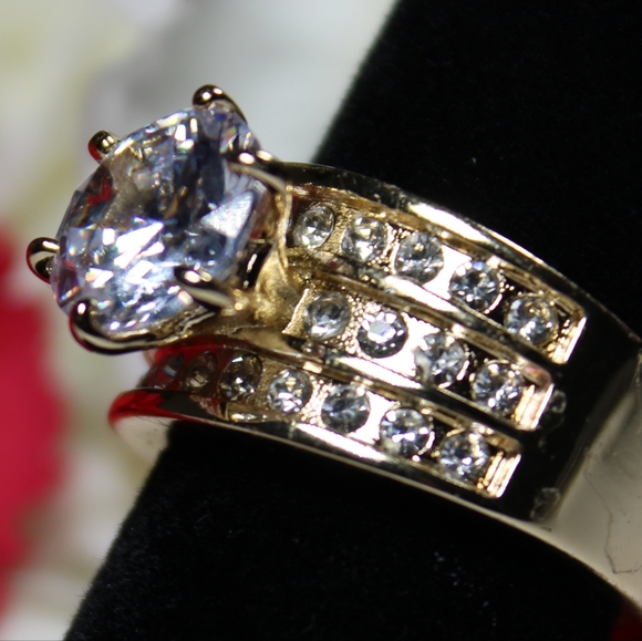 Yellow ring with Huge CZ Diamond - Picture 4 of 8